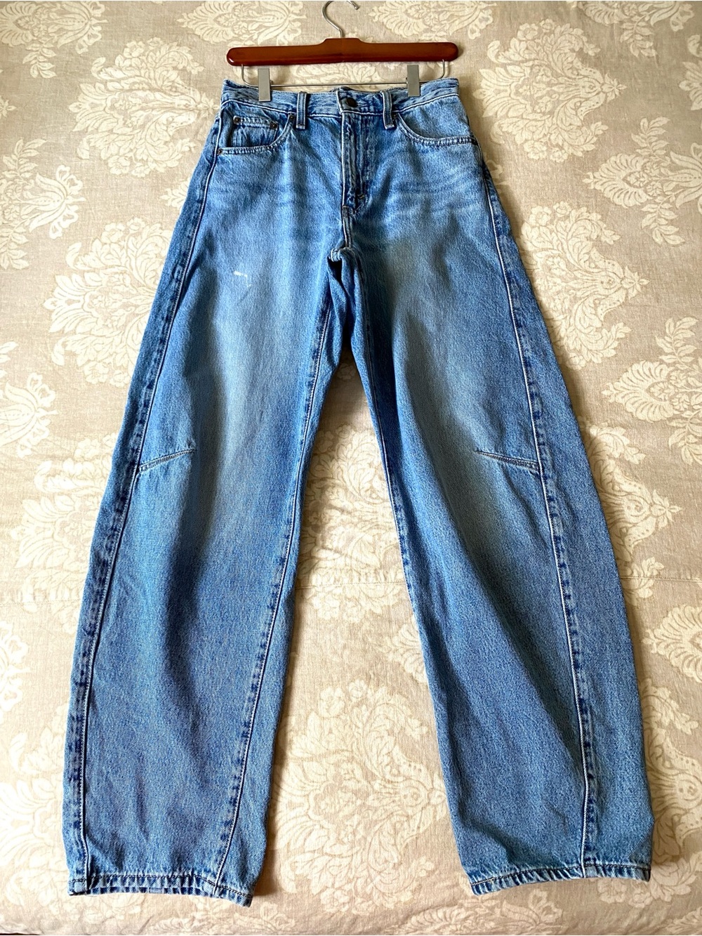 Levi’s Cinch Barrel Jeans Wide Leg Medium Wash Light Distress Fading Size 26 - Picture 4 of 16
